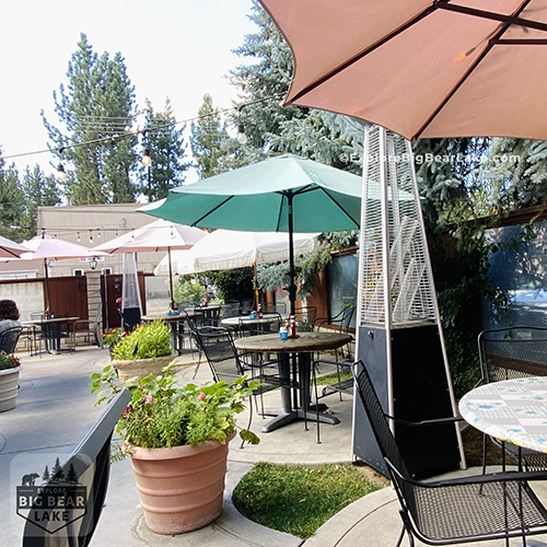 Breakfast_Thelmas_copyright_ExploreBigBearLake_dot_com_outdoor seating Thelmas restaurant big bear lake